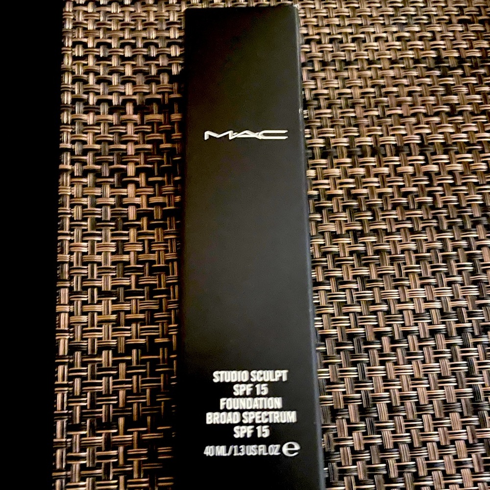 NWT- MAC- Studio Sculpt SPF 15 Foundation in NC30